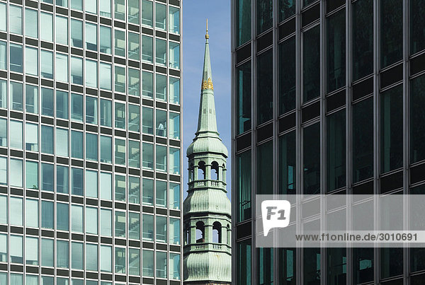 Alt und neu  Turm der St. Katharinenkirche zwischen modernen Glasfassaden  Hamburg  Deutschland