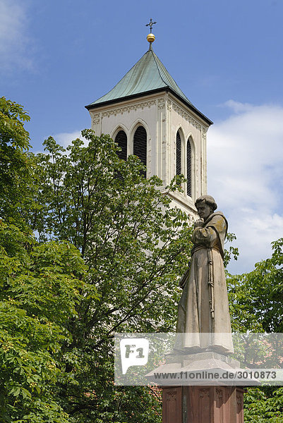 Freiburg im Breisgau - Mönchsstatue auf dem Rathausbrunnen und St. Martinskirche im Hintergrund - Baden Württemberg  Süddeutschland  Deutschland  Europa.