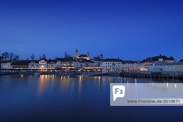Rapperswil - Die Promenade und das Rapperswiler Schloß zur blauen Stunde - Kanton Sankt Gallen  Schweiz  Europa.