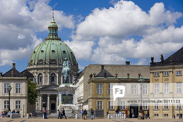 Die Kuppel der Frederikskirche und das königliche Schloss Amalienborg in Kopenhagen  Dänemark  Europa