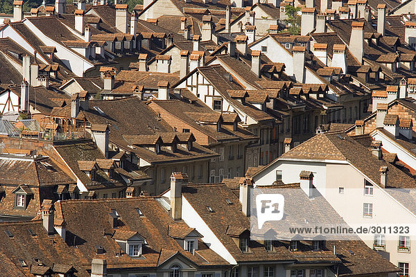 Die Altstadt von Bern  Hauptstadt der Schweiz  mit ihren zahllosen Dächern und Kaminen.