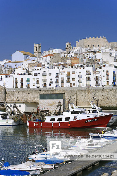 Boots- und Fischerhafen  Altstadt mit Festung von Peniscola  Costa Azahar  Spanien  Europa