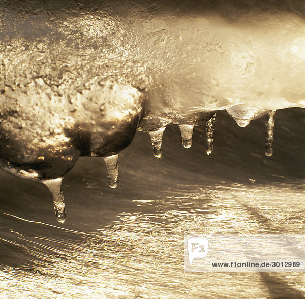 Ice Tröpfchen über Wasser erhöhten Blick Nahaufnahme