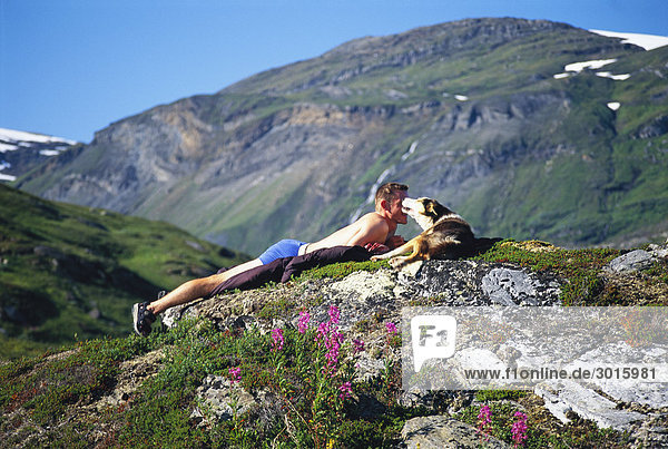 Mann mit Hund auf Berg