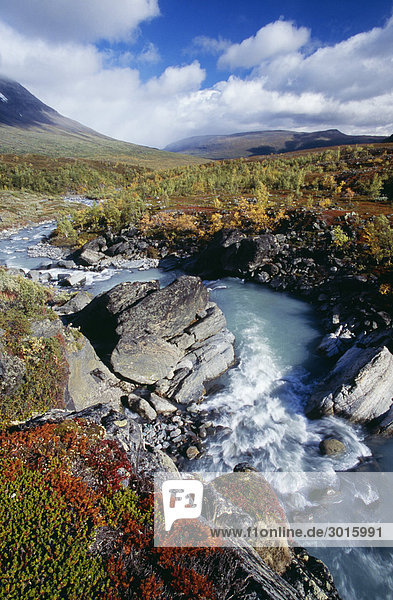 River fließt durch erhöhte Ansicht Felsen