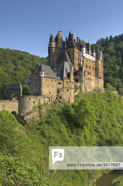 Außenansicht der Burg Eltz bei Wierschem  Rheinland-Pfalz  Deutschland