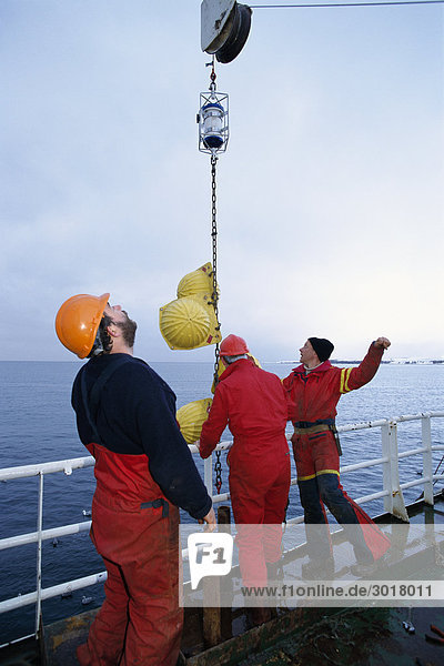 Forscher auf einem Schiff in Svalbard Norwegen.