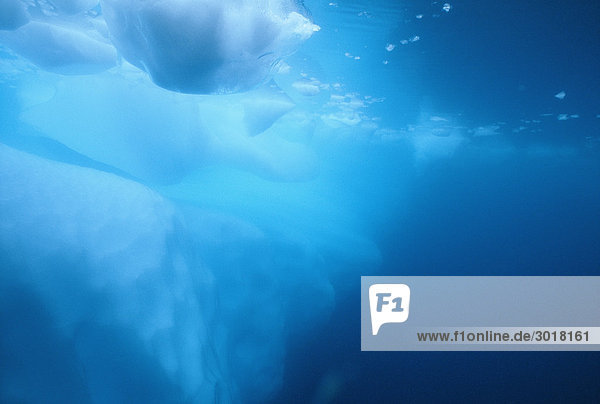 Unter der Oberfläche von Wasser der Antarktis Eisberg.