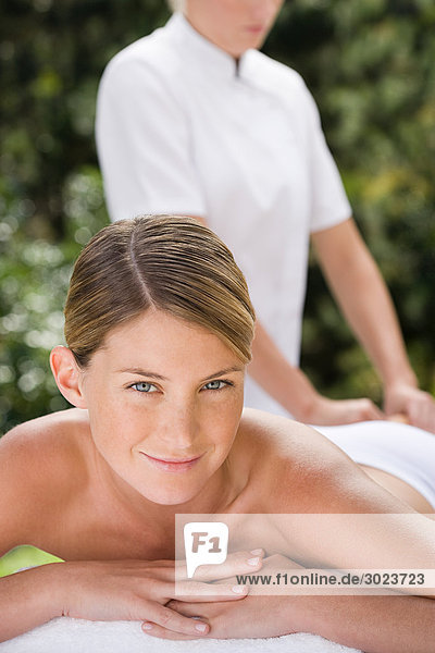 Junge Frau mit Massage