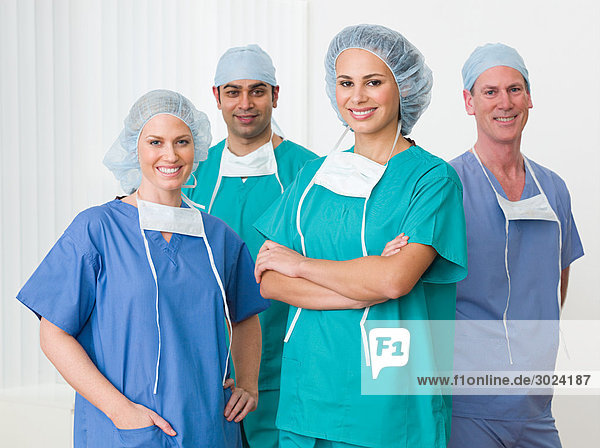 Porträt von vier Chirurgen