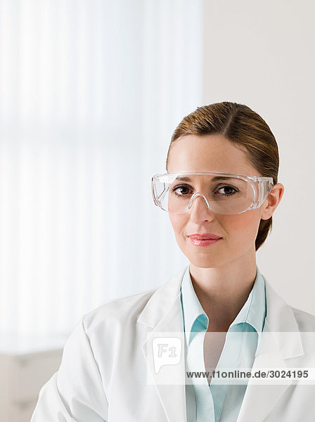 Wissenschaftlerin mit Schutzbrille