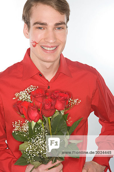 Romantischer Mann mit roten Rosen