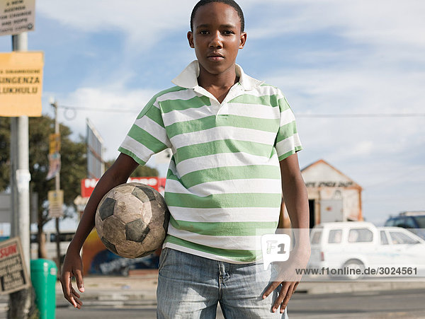 Teenager afrikanischer Junge mit Fußball