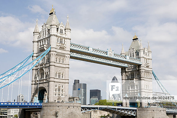 Turmbrücke und Stadt von London