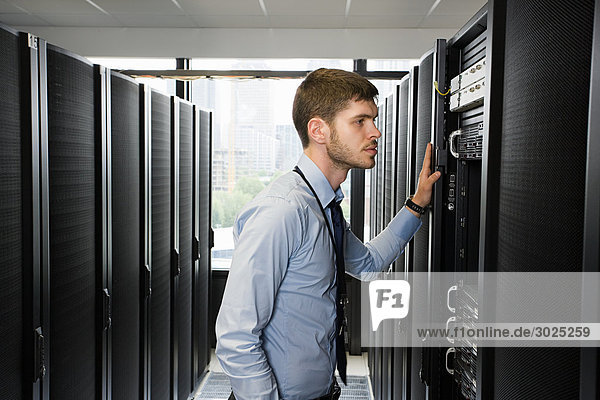 Computertechniker  der auf einem Server arbeitet