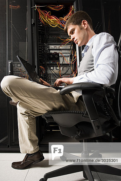 Männlicher Computertechniker bei der Arbeit