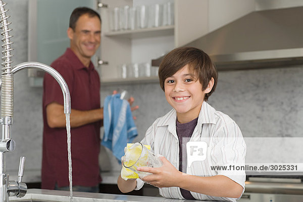 Vater und Sohn beim Abwaschen