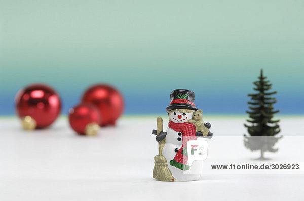 Weihnachtsschmuck  Schneemann  Christbaum und Christbaumkugeln