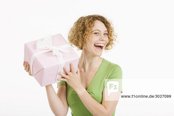 Junge Frau mit Geschenkpaket  lachend  Portrait