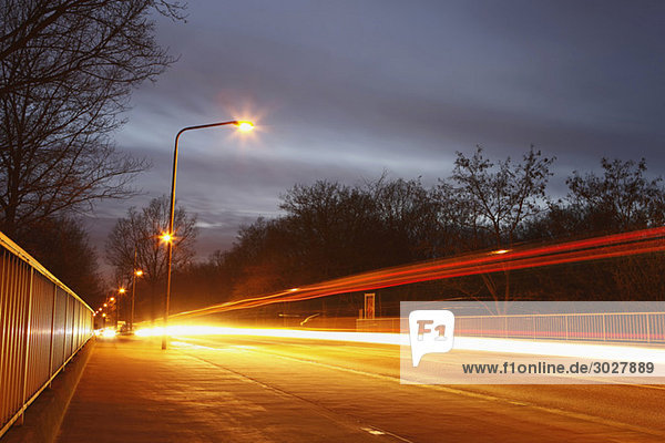Brücke bei Nacht mit Autolampen
