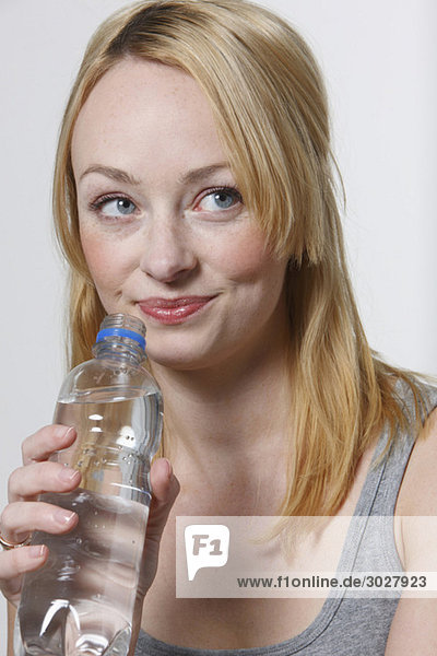 Junge Frau mit Wasserflasche  Portrait