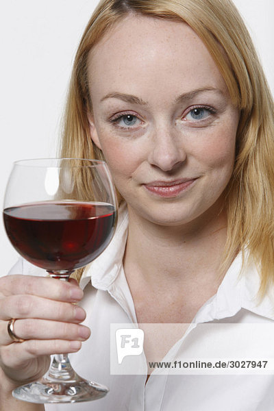 Junge Frau trinkt Rotwein  Portrait