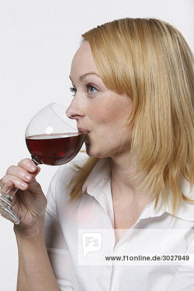 Junge Frau trinkt Rotwein  Portrait