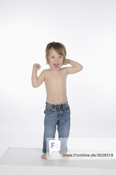 Kleiner Junge (2-3) mit nackter Brust  Portrait