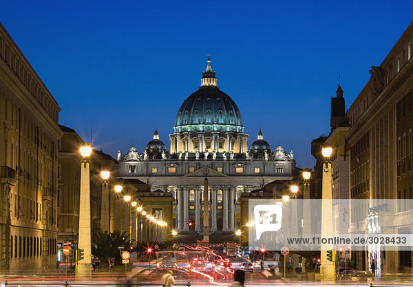 Italien,  Rom,  Vatikanstadt,  Verkehr bei Nacht,  Basilika St. Peter im Hintergrund