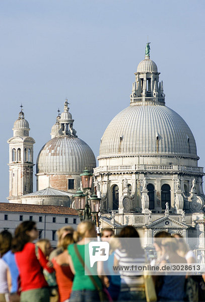 Italien  Venedig  Kirche  Santa Maria della Salute  Touristen im Vordergrund