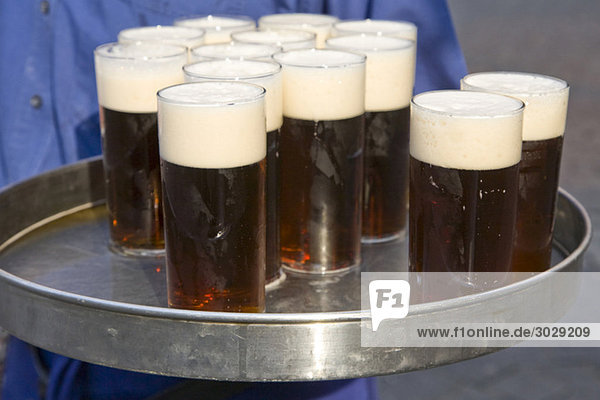 Deutschland  Kellnertablett mit Biergläsern
