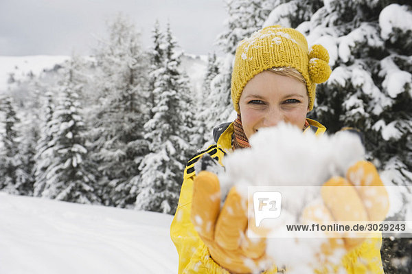 Italien  Südtirol  Junge Frau mit Schnee  Portrait