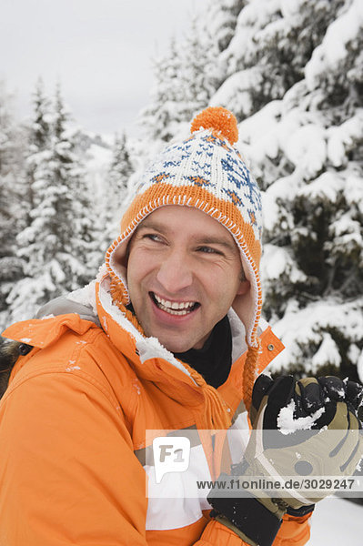 Italien  Südtirol  Junger Mann mit Pudelmütze  lächelnd  Portrait