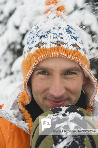 Italien  Südtirol  Junger Mann mit Pudelmütze  lächelnd  Portrait