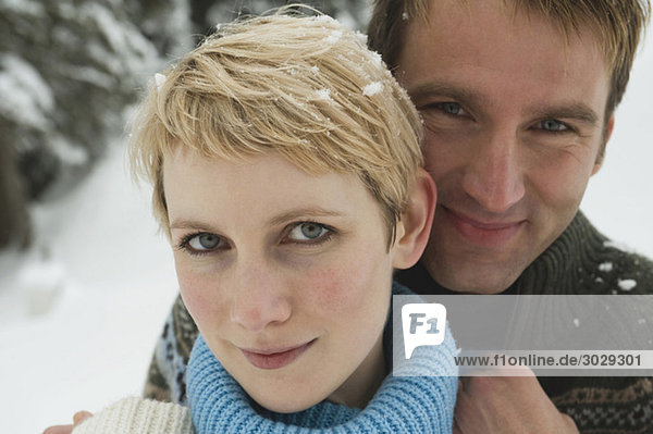 Junges Paar in Winterkleidung  Portrait