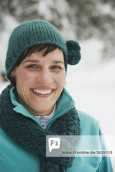Italien  Südtirol  Frau in Winterkleidung  lächelnd  Portrait  Nahaufnahme