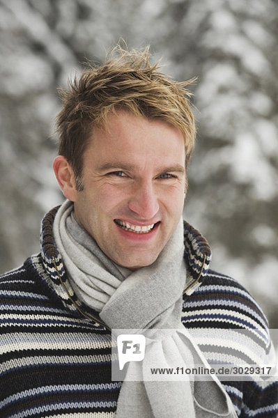 Italien  Südtirol  Junger Mann mit Schal  lächelnd  Portrait  Nahaufnahme