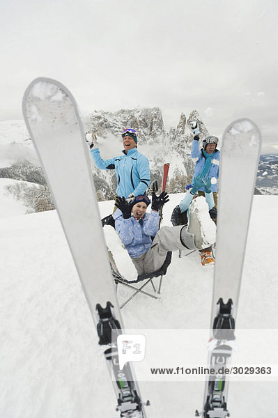 Italien  Südtirol  Vier Leute in Winterkleidung  herumalbern
