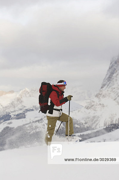 Italien  Südtirol  Mann Schneeschuhwandern