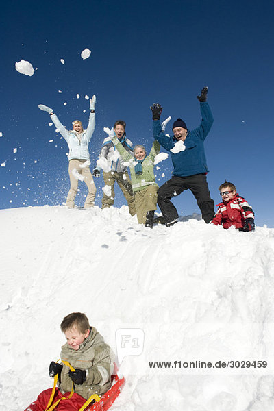 Italien  Südtirol  Seiseralm  Familie im Schnee  Spaß haben  Junge auf dem Schlitten