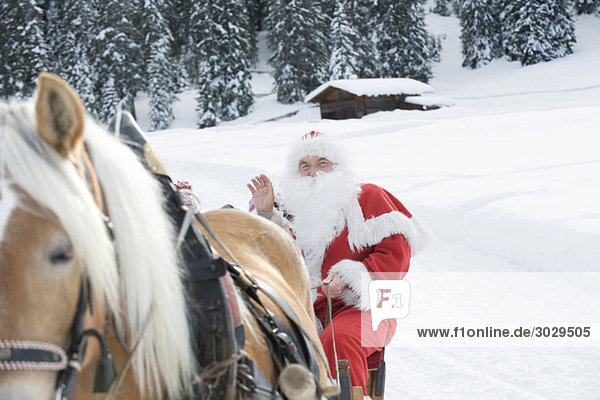 Italien  Südtirol  Seiseralm  Weihnachtsmann im Schlitten sitzend