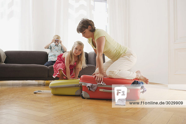 Deutschland  Leipzig  Mutter und Tochter (4-5) beim Kofferpacken