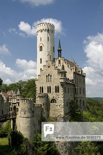 Blick auf Schloss Lichtenstein bei Honau  Schwäbische Alb  Deutschland