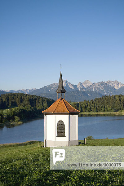 Kapelle am Ufer des Hegratsrieder Sees bei Halblech  Allgäu  Deutschland