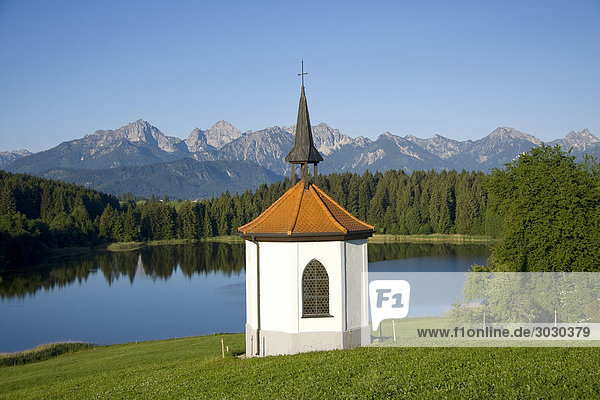 Kapelle am Ufer des Hegratsrieder Sees bei Halblech,  Allgäu,  Deutschland