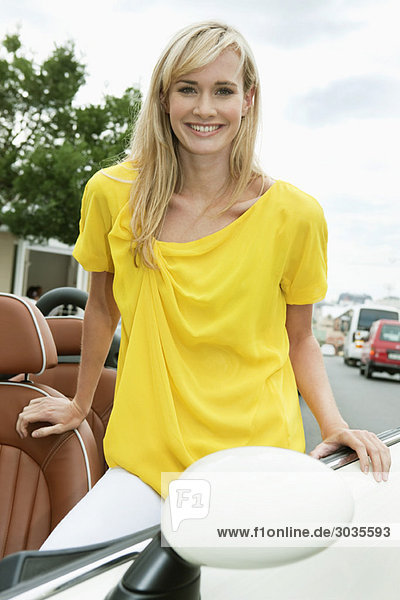 Frau lächelt nach dem Einkauf in der Nähe eines Autos