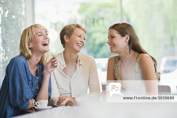 Drei Frauen sitzen in einem Restaurant.