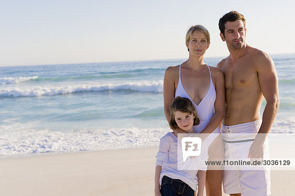 Familie am Strand stehend