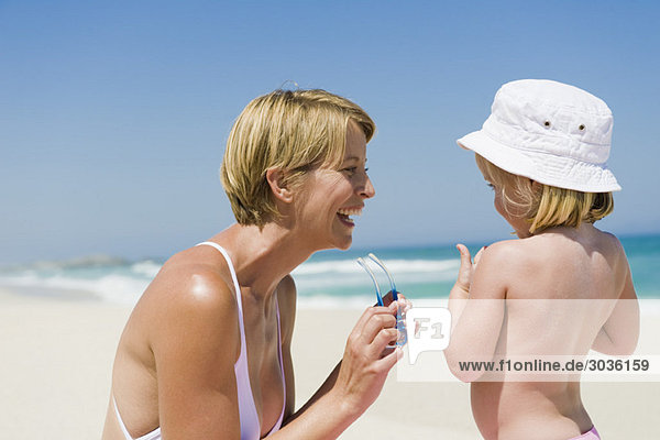 Frau hat Spaß mit ihrer Tochter am Strand