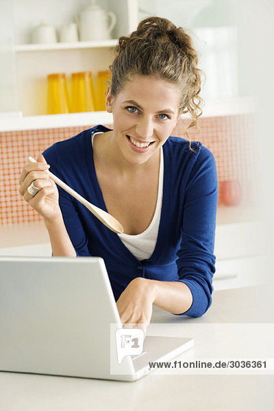 Porträt einer Frau am Laptop in der Küche